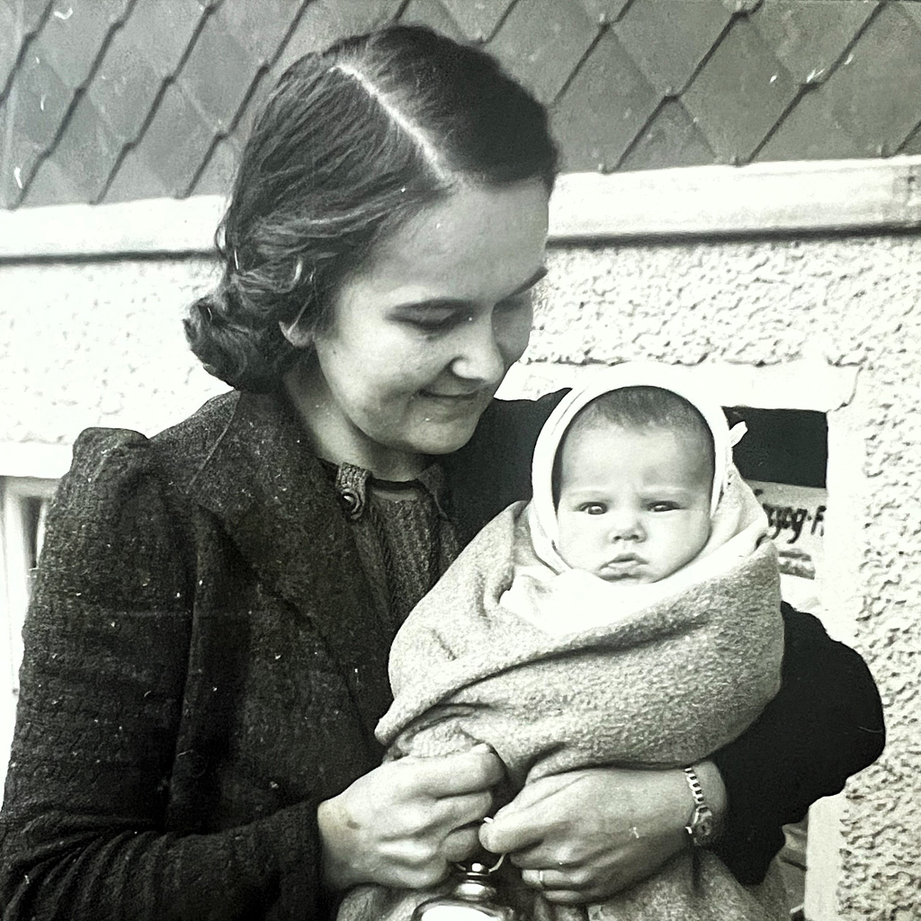 Gertrud Schmid mit Tochter Ella