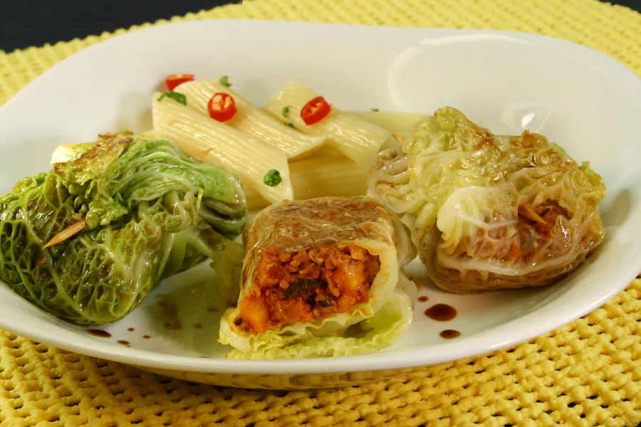 Gefüllte Kohlwickel mit Vegan-Aufschnitt, Mediterran