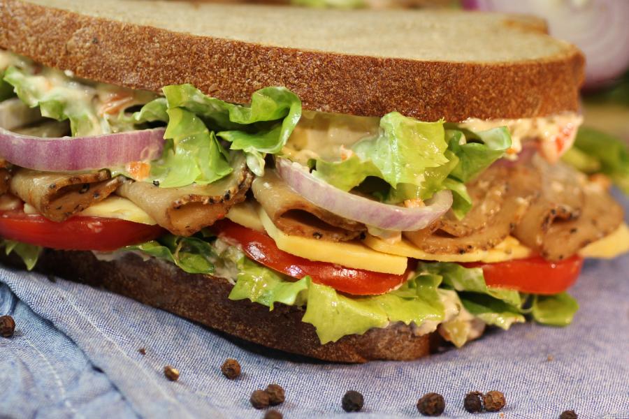 Vegane Sandwiches mit selbst gemachter Sandwichcreme\r\n <p>Frisch und knackig schmeckt die hier vorgestellte Sandwichcreme. Da will man doch gleich selbst rein beissen! Herzstück des gefüllten Sandwiches ist der würzige Vegan-Aufschnitt, Vleika zusammen mit der preisgekrönten Käsealternative von Vegusto, dem No-Muh, Dezent.</p>