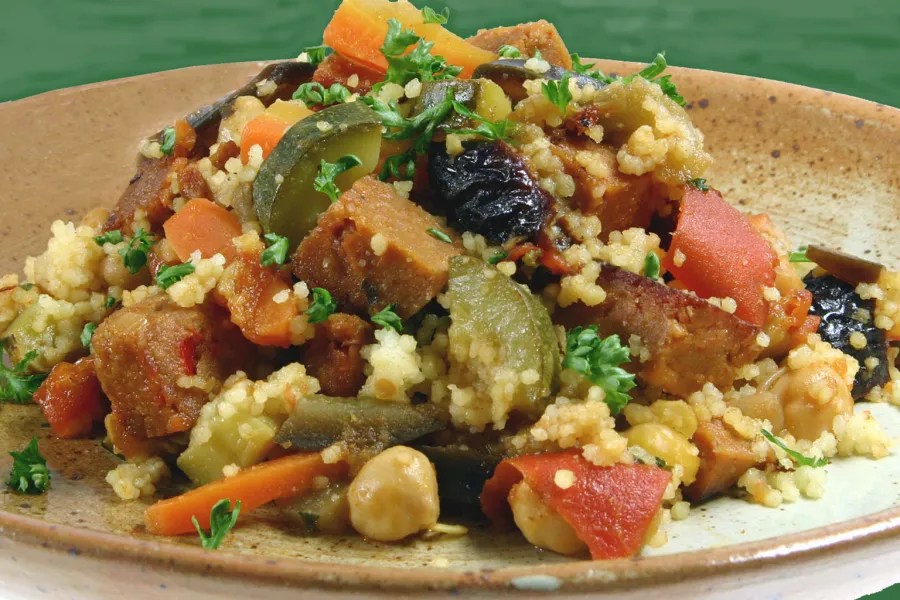 Gemüse-Couscous mit Vegan-Burger, Mexican