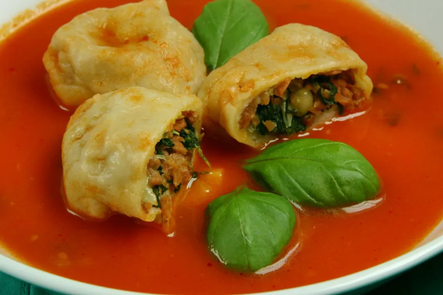 Wantan-Tomatensuppe mit Vegan-Hack