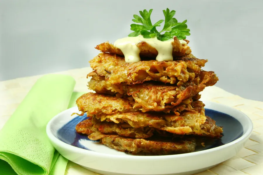 Rösti-Küchlein mit Vegan-Bratwurst, Pepp