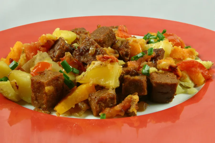 Deftige Kartoffelpfanne mit Vegan-Bratstück, Rustical