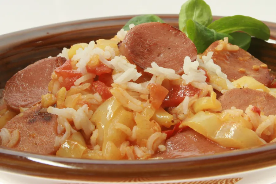 Würziges Letscho mit veganer Räucherwurst