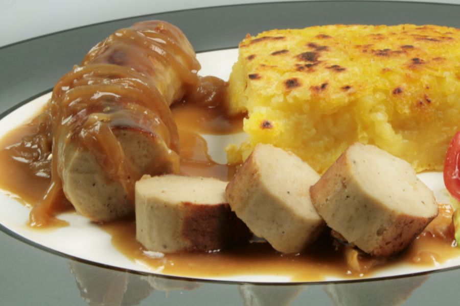 Zwiebelsauce mit Vegan-Bratwurst, Bianca\r\n <p>Herzhaft, würzig und herrlich unkompliziert: Die Vegan-Bratwurst Bianca von Vegusto trifft auf eine fein abgeschmeckte Zwiebelsauce mit Knoblauch, Sojasauce und einem Hauch Cayenne. Ein beliebter Rezeptklassiker für alle, die rein pflanzliche Hausmannskost lieben.</p>