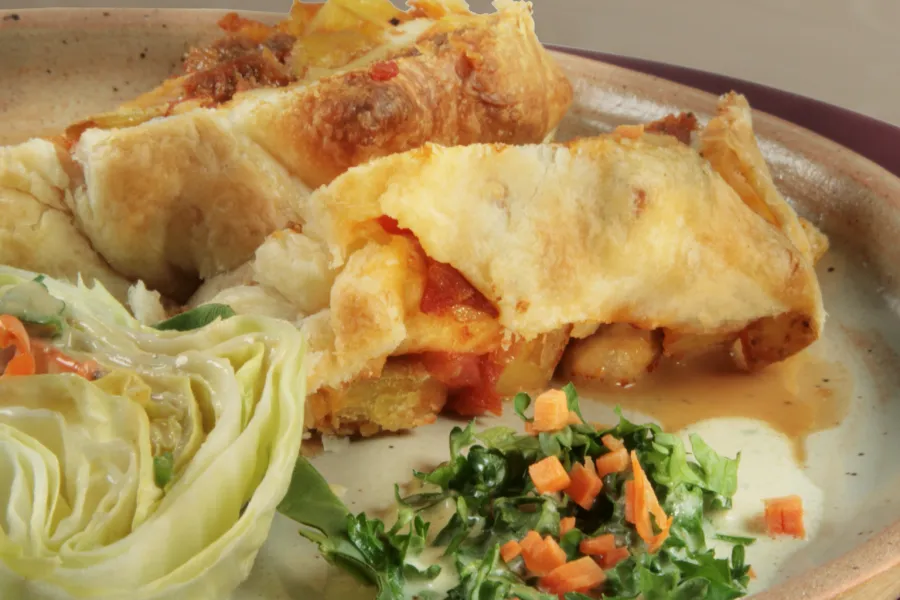 Kartoffel-Gemüsestrudel mit Vegan-Bratstück, Steinpilz