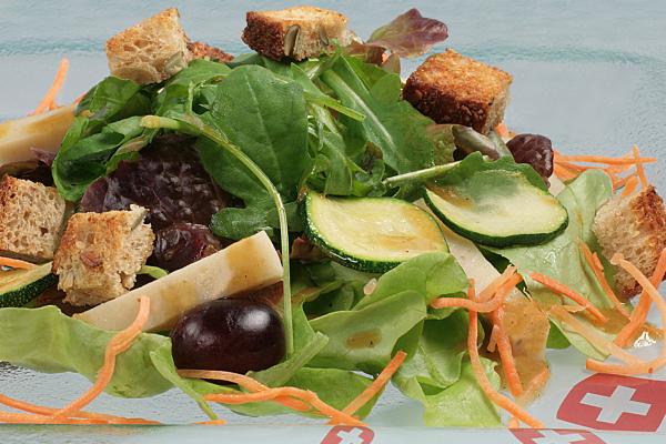 Blattsalat mit Trauben und No-Muh, Kräuter