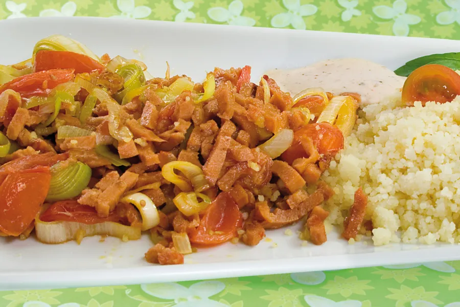 Couscous mit Vegan-Bratwurst, Bianca-Rosso