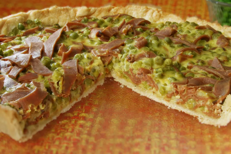 Erbsen-Quiche mit Vegan-Aufschnitt, Affumato