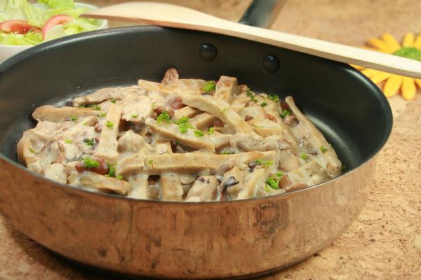 Pilz-Geschnetzeltes mit Vegi-Schnitzel, Nature
 <p>Dieses Rezept ist dem traditionellen Zürcher Geschnetzelten mit Rahmsauce nachempfunden. Durch das Kochen in der Sauce wird das Vegi-Schnitzel wunderbar zart.</p>