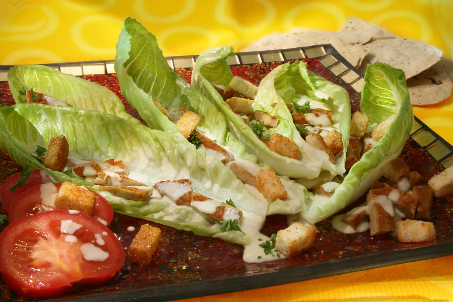 Veganer Caesar-Salat mit Vegan-Schnitzel, Paprika