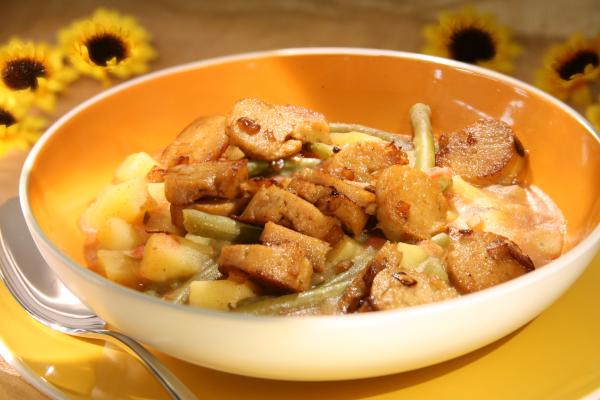 Bohnen-Kartoffel-Topf mit Vegi-Bratwurst, Majoran
