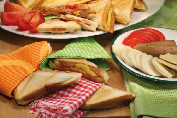 Toasttaschen mit Vegusto\r\n <p>Mit einem Sandwich-Maker kann man mit den No-Muh Spezialitäten von Vegusto köstliche getoastete Sandwichtaschen zubereiten. Nicht nur der No-Muh, Melty sondern alle No-Muh Käsealternativen schmelzen in den Toasttaschen und schmecken einfach himmlisch.</p>