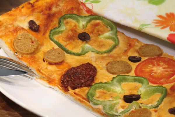 Hausgemachte Pizza mit Vegusto
 <p>Lecker ist die selbstgemachte Pizza mit der No-Muh, Sauce! Oder einfach eine No-Muh, Sauce mit in die Pizzeria nehmen und rein pflanzliche Pizzas geniessen.</p>