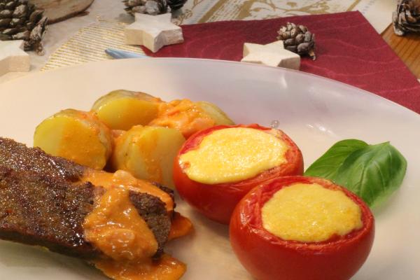 Gefüllte Tomaten für das Vegi-Bratstück, Rustical
 <p>Ein Festtagsessen, das von Herzen kommt! Die mit köstlichem ­No-Muh gefüllten Tomaten verzaubern das Vegi-Bratstück, Rustical und laden zum gemütlichen Beisammensein ein.</p>