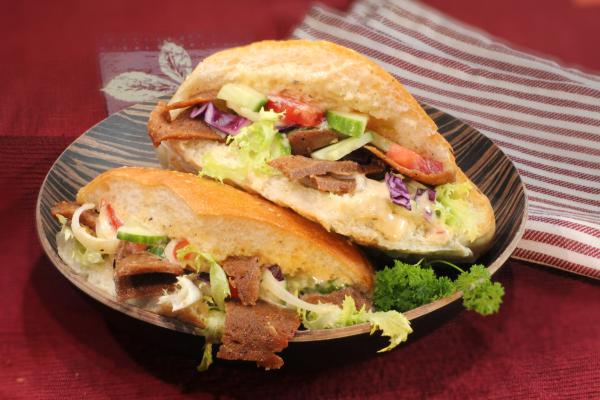 Vegi-Kebab mit Vegusto-Füllung\r\n <p>Die Vegi-Maxiwurst, Pikant lässt sich wunderbar in hauchdünne Streifen schneiden und verleiht dem bekanntesten türkischen Gericht eine herrlich pikante Note. Eine köstliche Abwechslung, wenn es mal schnell gehen muss.</p>