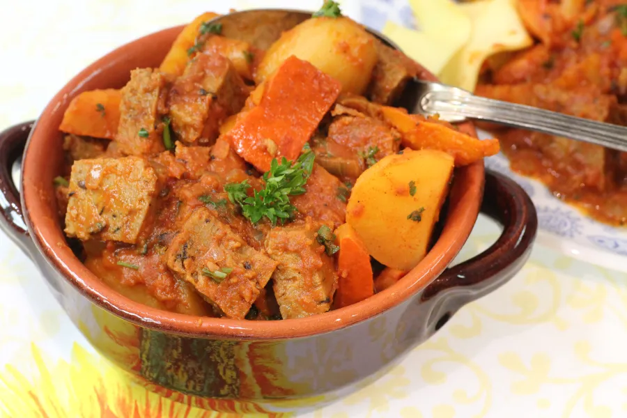 Kürbis-Gulasch mit Vegan-Burger, Funghi & No-Muh