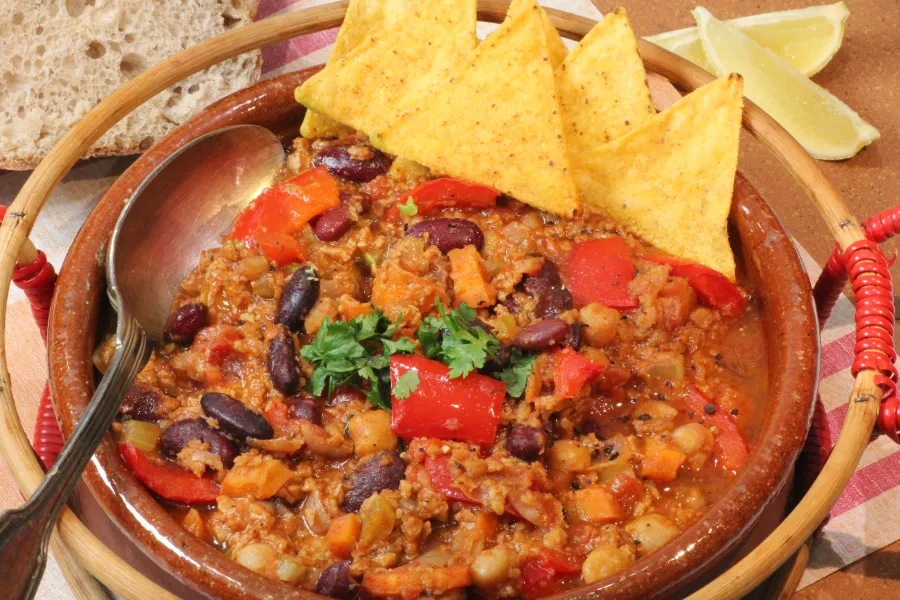 Chilli con Vegusto with Vegan-Schnitzel, Veggie Mince