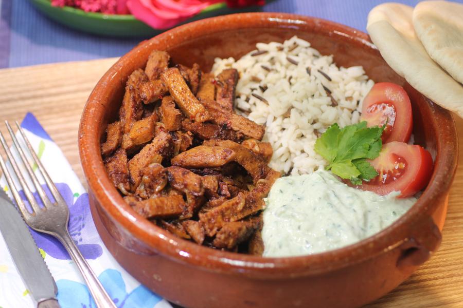 Pfannengyros mit Vegan-Schnitzel Paprika\r\n <p>Das griechische Gyros bezieht sich eigentlich auf den drehenden Grillspiess. Für zu Hause empfehlen wir eine leckere Variante aus der Bratpfanne mit einem cremigen Zaziki.</p>