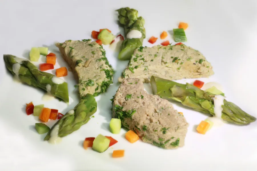 Vegane Terrine mit rauchigem veganen Aufschnitt
