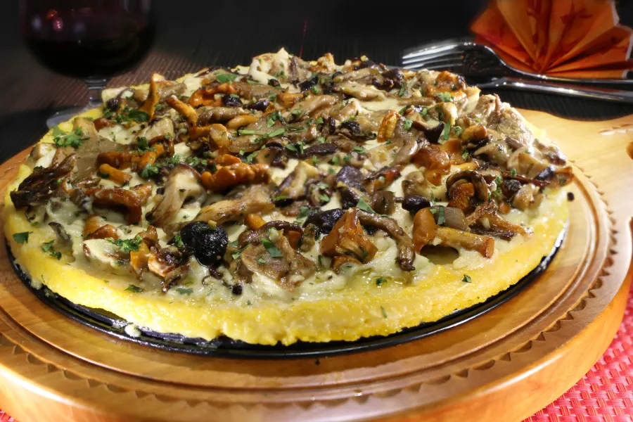 Polenta-Pizza mit No-Muh, Sauce