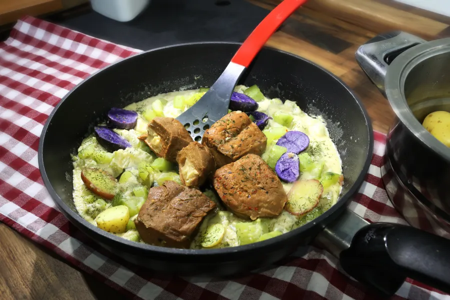 Geschmortes Gurkengemüse mit Vegan-Bouletten