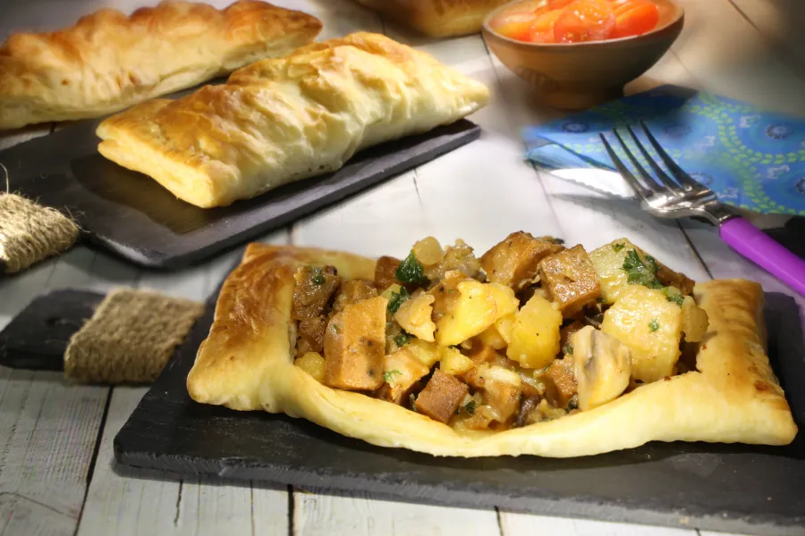 Kartoffel-Pilz-Taschen mit Vegan-Bratscheiben, Pizzastyle