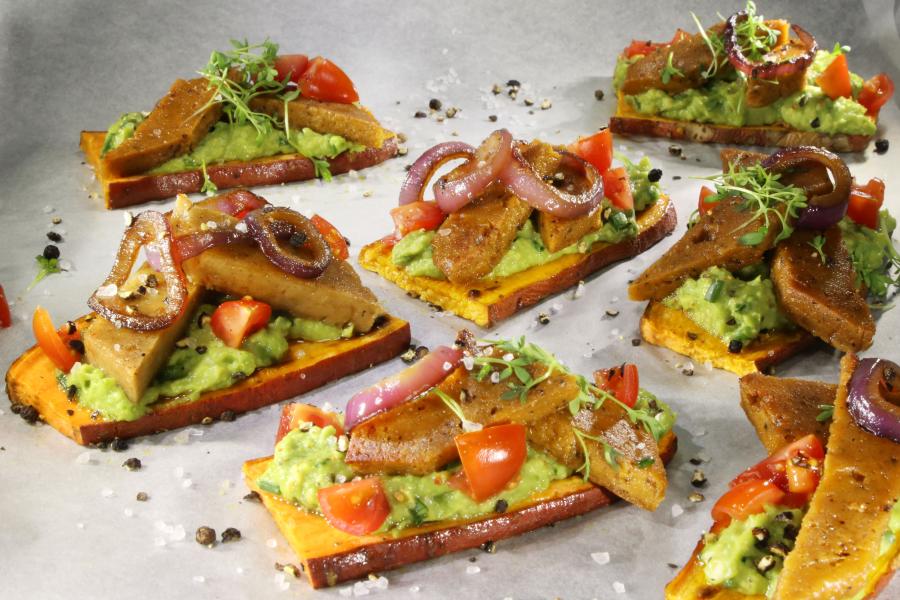 Süsskartoffelschiffchen mit Vegan-Bratscheiben von Vegusto Süsskartoffelschiffchen mit Vegan-Bratscheiben von Vegusto