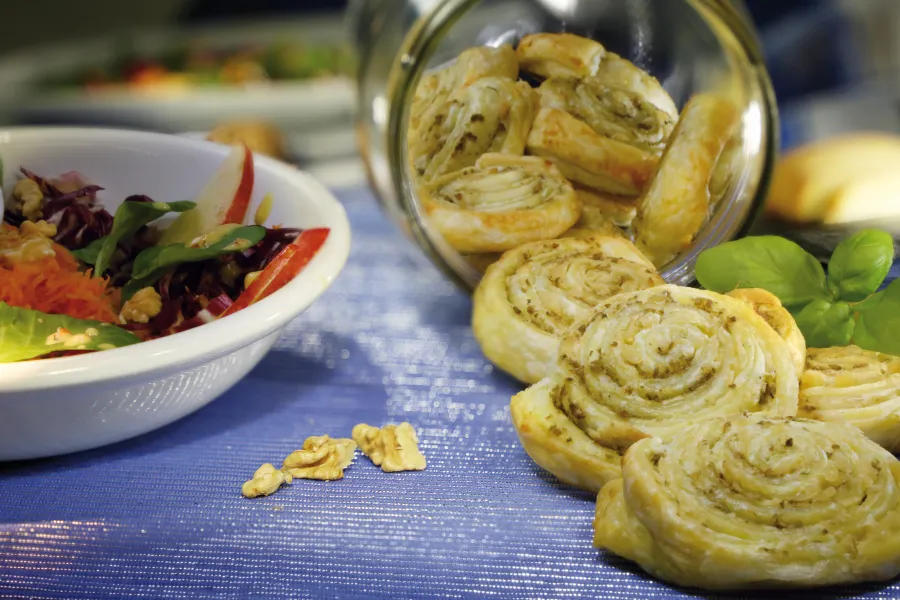 Blätterteigschnecken mit No-Muh, Pesto