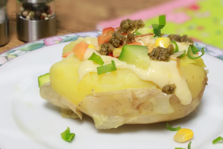 Gefüllte Dampfkartoffeln mit No Muh, Vegan-Raclette und No-Muh, Pesto