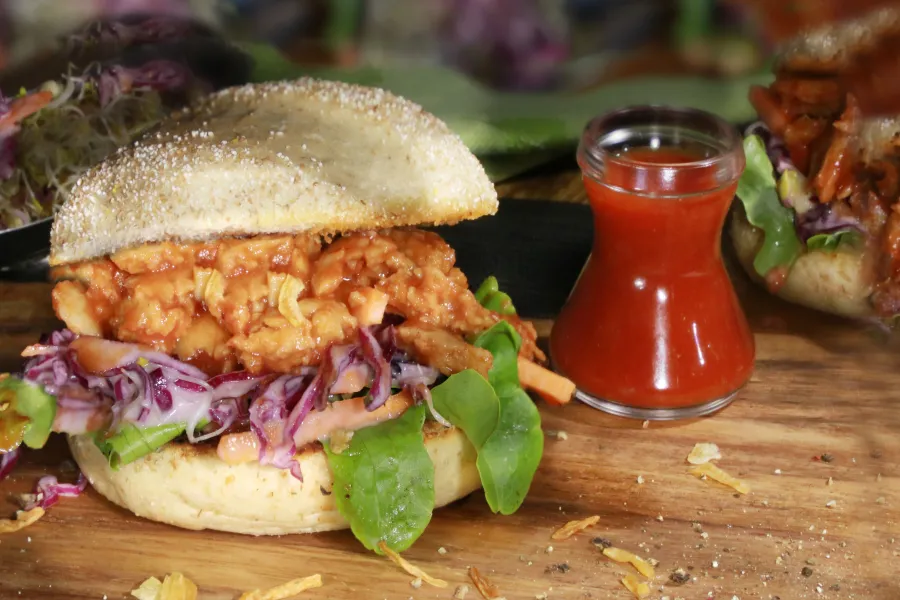 Pulled Veggie Burger mit Vegan-Schnitzel, Nature
