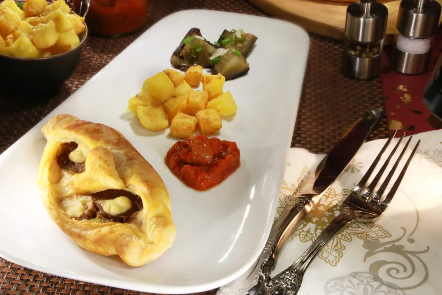 Blätterteiggebäck mit Vegan-Braten, Steinpilz