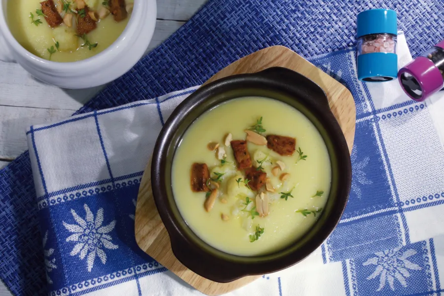 Cremige Blumenkohlsuppe mit Vegan-Schnitzel, Paprika