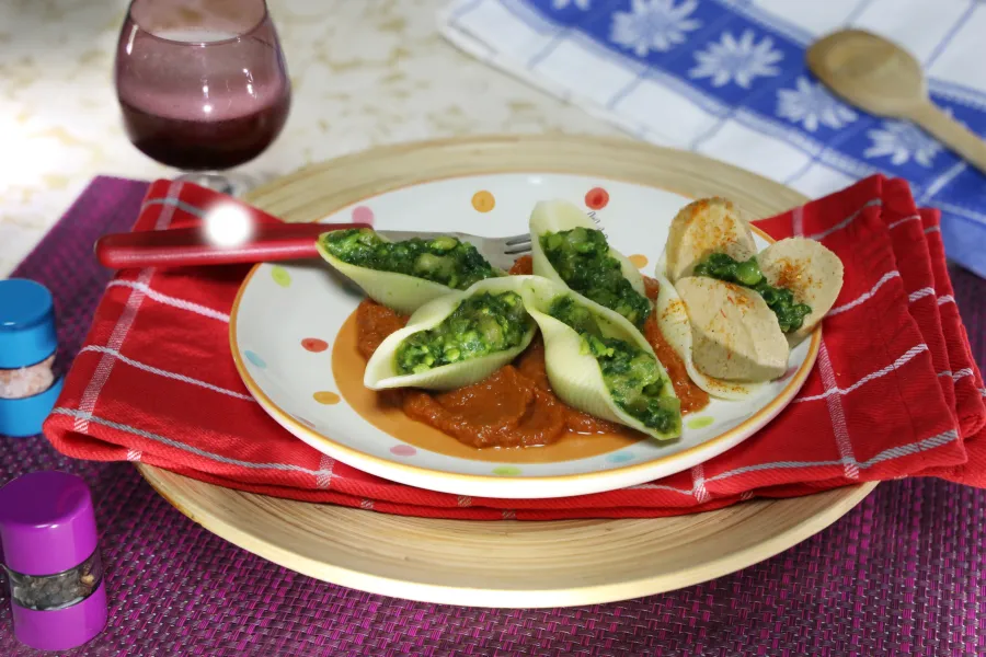 Gefüllte Conchiglioni mit Vegan-Bratwurst, Pepp