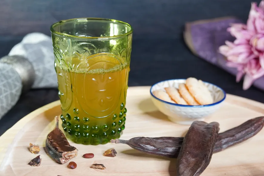 Refreshing tea with carob pods