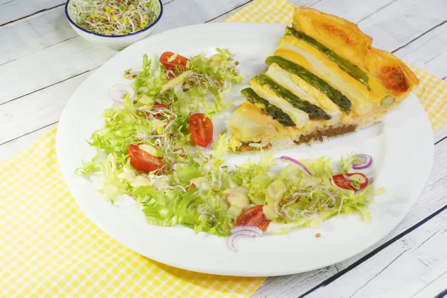 Spargel-Reis-Quiche mit Vegan-Bratstück, Steinpilz