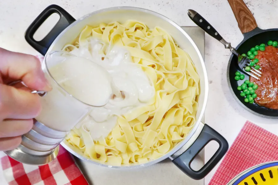 Mouth-watering fettuccine with vegan Alfredo sauce