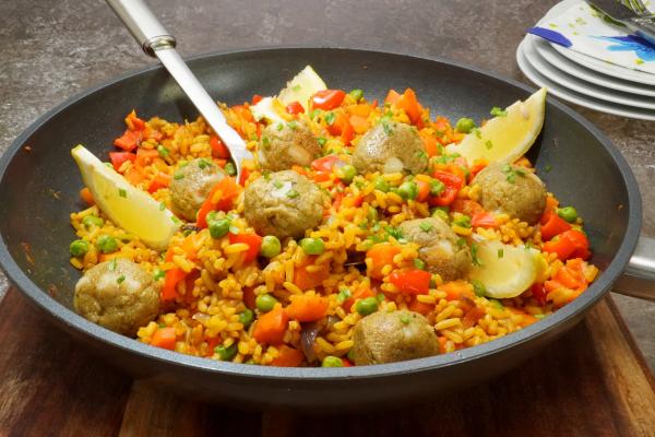 Spanische Paella mit mit Vegusto-Bratlingen\r\n <p>Dieser spanische Klassiker ist einfach lecker und gleichermassen fix zuzubereiten. Gemüse schnippeln, zusammen mit Reis kochen und mit feinen Vegusto-Bratlingen servieren.</p>