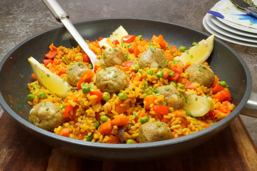 Spanish paella with Vegusto patties