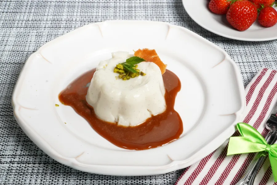 Biancomangiare mit warmer Karamellsauce