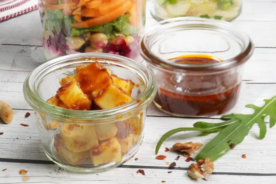 Hausgemachte Marinade und sommerlicher Schichtsalat