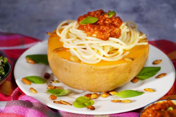 Spaghetti-Ofenkürbis mit Tomatensugo und Erbsenhack
 <p>Sieht toll aus und schmeckt auch so: Leckerer Ofenkürbis gefüllt mit Spaghetti und einem proteinreichen Tomatensugo mit Erbsenhack. Spaghetti-Genuss pur!</p>