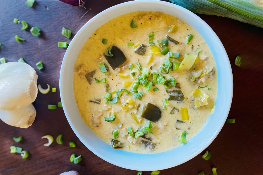 Cremige Lauchsuppe mit Vegan-Hack und No Muh, Raclette
