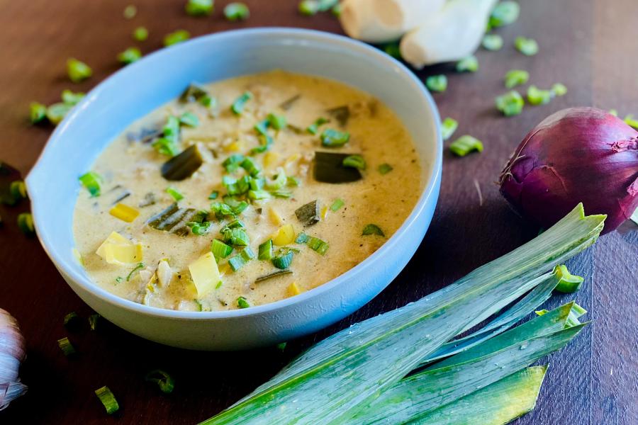 Cremige Lauchsuppe mit Vegi-Hack und No Muh, Rac
 <p>Für extra viel Geschmack und Cremigkeit sorgt bei diesem traditionellen Wintergericht die vegane Raclettealternative von Vegusto. Zeit zum Geniessen!</p>