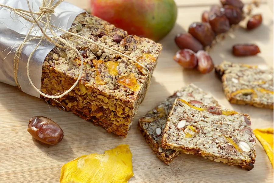 Wonder bread without gluten made with mango, dates and nuts