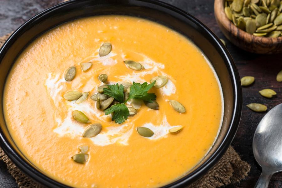 Sämige Kürbissuppe mit veganen Wurst-Teigtaschen