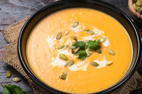 Sämige Kürbissuppe mit veganen Wurst-Teigtaschen\r\n <p>Besonders in der kalten Jahreszeit punktet diese Kürbis-Karotten-Suppe mit fruchtiger Orange. Als Vorspeise oder schnelles, leichtes Mittagessen ist sie perfekt.</p>