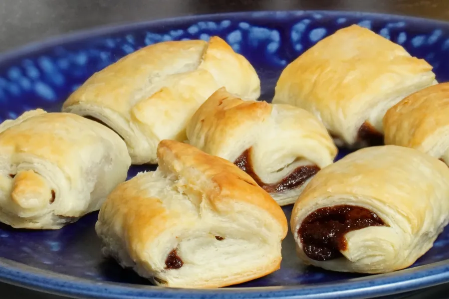 Puff pastry rolls filled with pruns puree