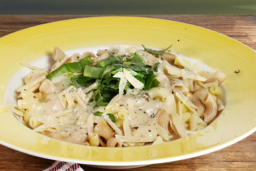 Pasta Cacio e Pepe with vegan cheese sauce and wild garlic