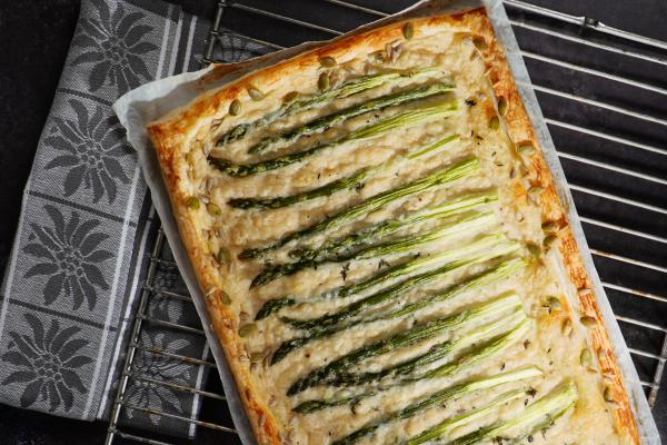 Green asparagus on puff pastry with vegan cheese filling